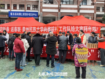 “文化年货”送上门！大学师生为乡亲书写春联迎新春