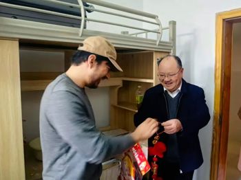 吴一文看望慰问寒假在校留学生代表