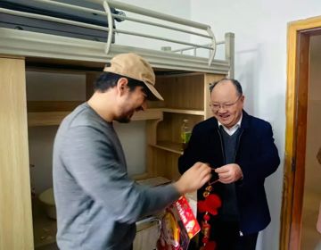 吴一文看望慰问寒假在校留学生代表