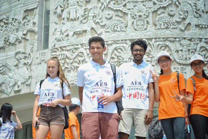 AES夏令营成员参观图书馆