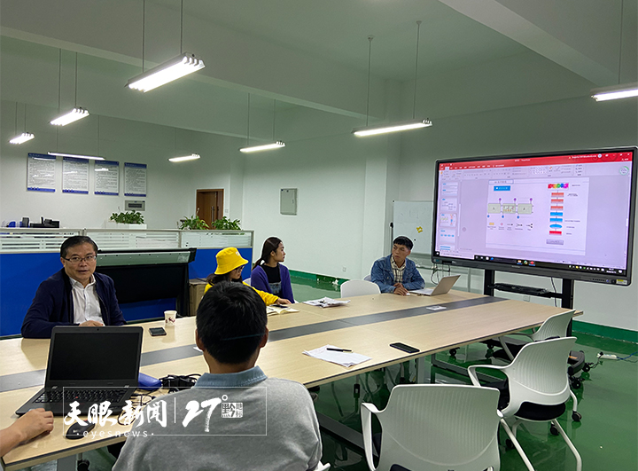 王林校长指导硕士研究生.jpg